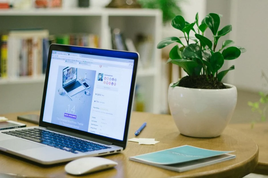 Un espace de travail élégant avec un ordinateur portable et des écrans affichant un logiciel de conception.
